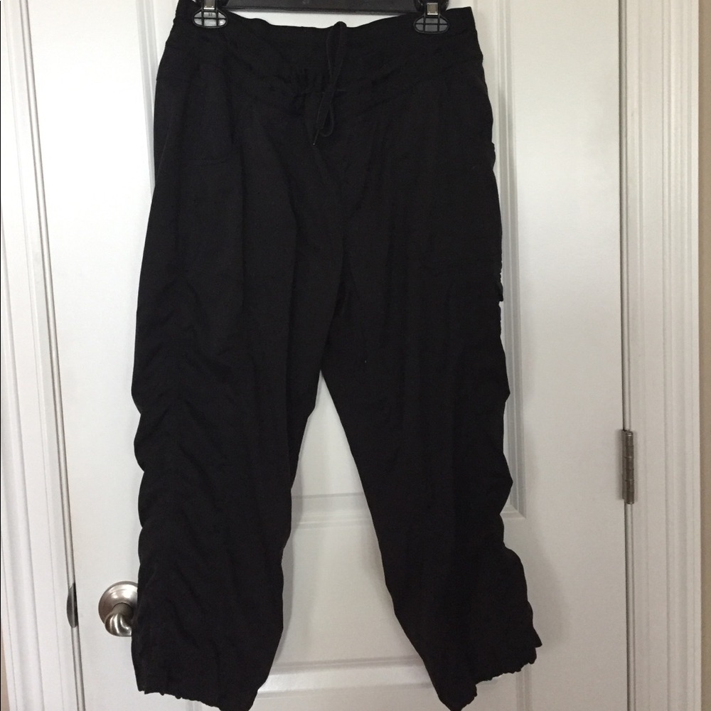 Large Northface drawstring Black Capri pants